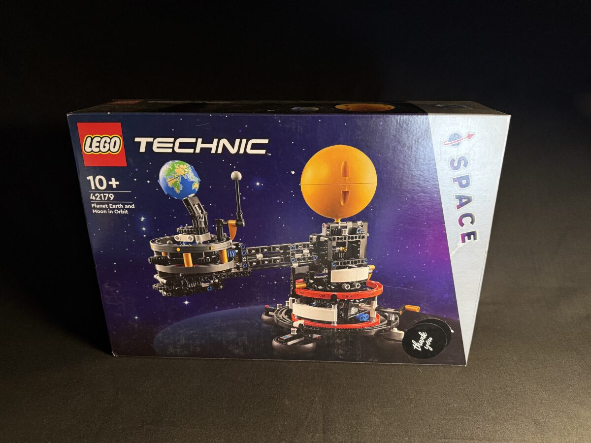 LEGO Technic: Planet Earth and Moon in Orbit (Set 42179)