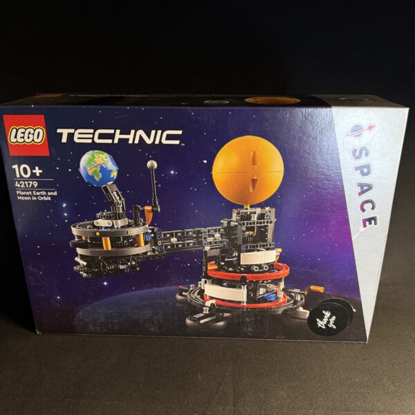 LEGO Technic: Planet Earth and Moon in Orbit (Set 42179)
